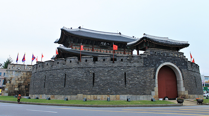 The Paldalmun Gate is the southern gate of Hawsoeng Fortress in Suwon.